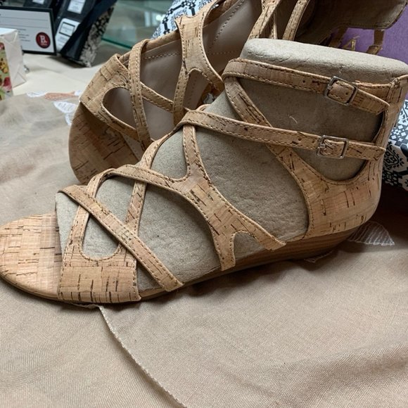 Isola Esmirelda Sandals- NWT - Picture 5 of 7